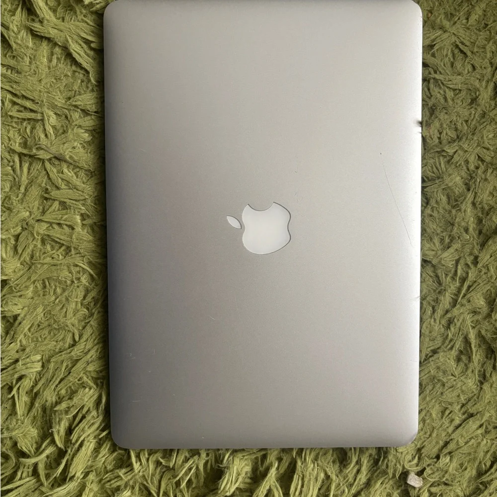 MacBook Air Mid 2013 Core i7 (charger not included)